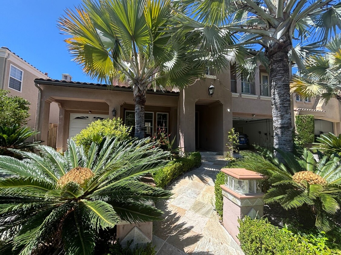 Foto principal - Furnished house for rent in Carmel valley.