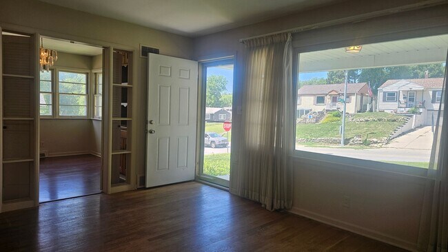 Building Photo - Spacious Starter 3 Bedroom Home