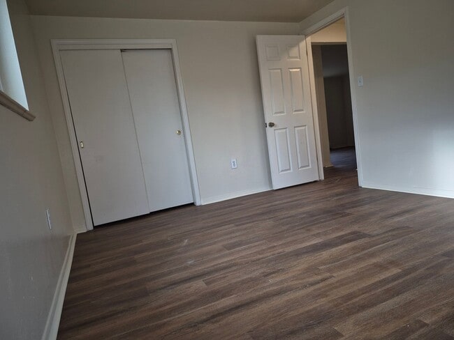 Building Photo - Quiet 2BR Garden-Level Near Mines & Downto...