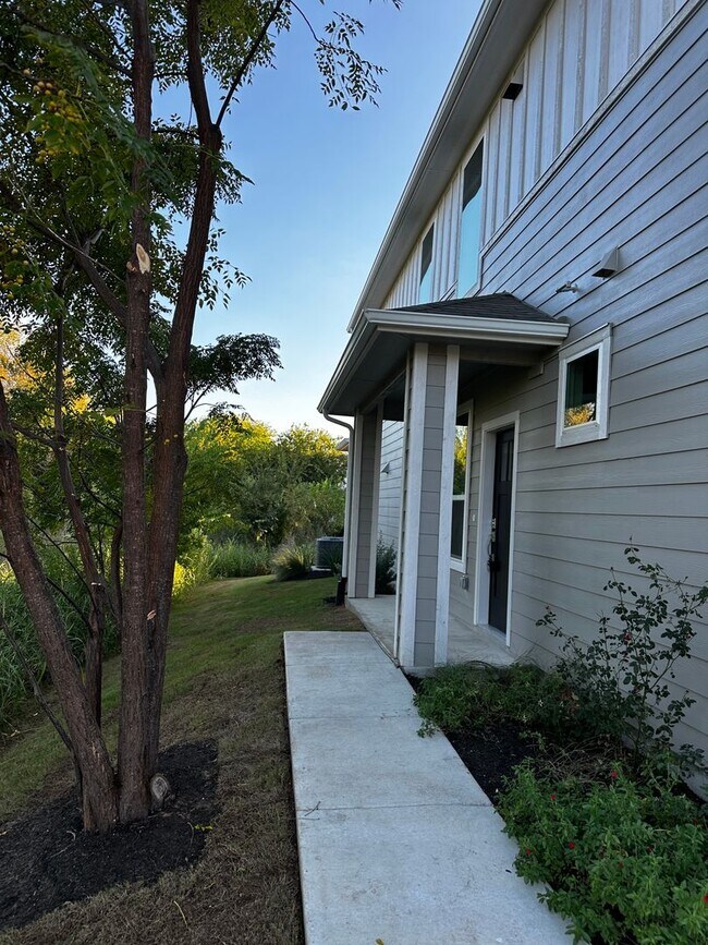 Foto del edificio - For Lease – Modern 2023 Condo Backing to Greenbelt | Creekside at Pioneer Crossing West