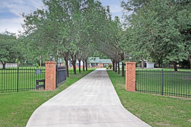 Building Photo - Multi Acreage Property in the Mandarin Section of Jacksonville