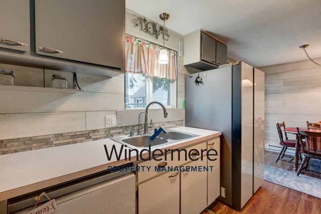 Building Photo - Fully-Furnished Cozy 3 Bedroom Home - Shor...