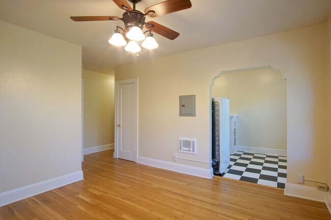 Building Photo - Top Floor Studio with Hardwood Floors and ...