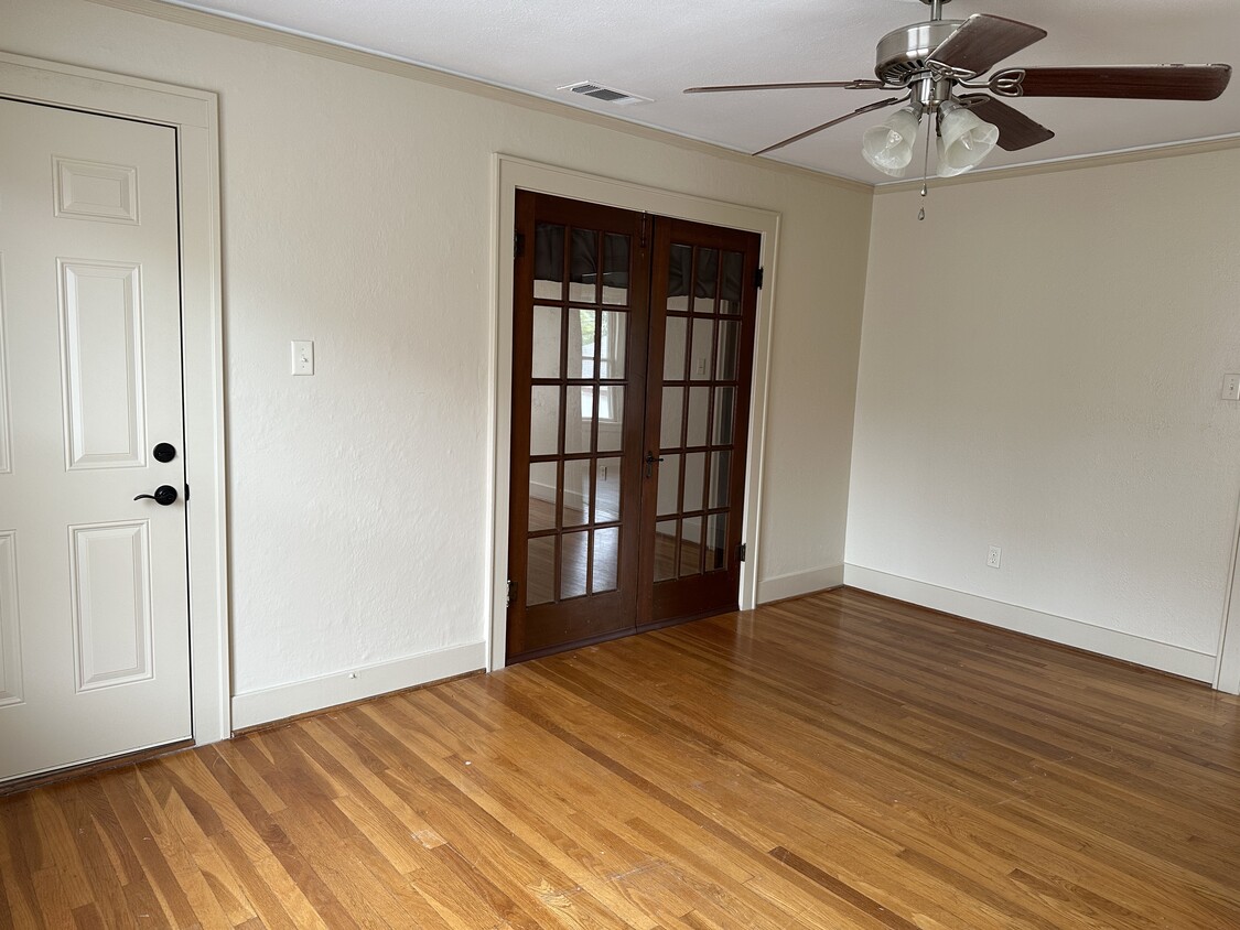 Living room - 314 E 7th St