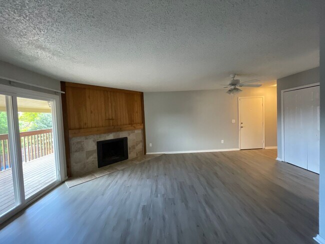 Foto del edificio - 4015 Stonedike Dr