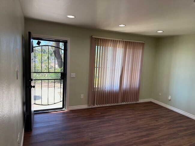 Foto del edificio - Remodeled Spring Valley Townhome