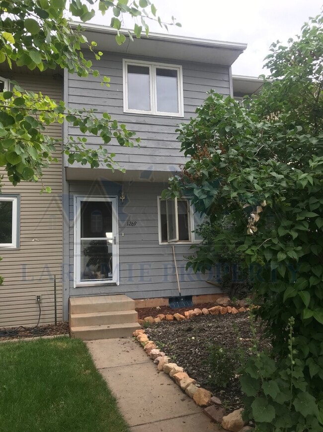 Building Photo - 3-Bedroom Townhome with Fenced Yard & Detached Garage