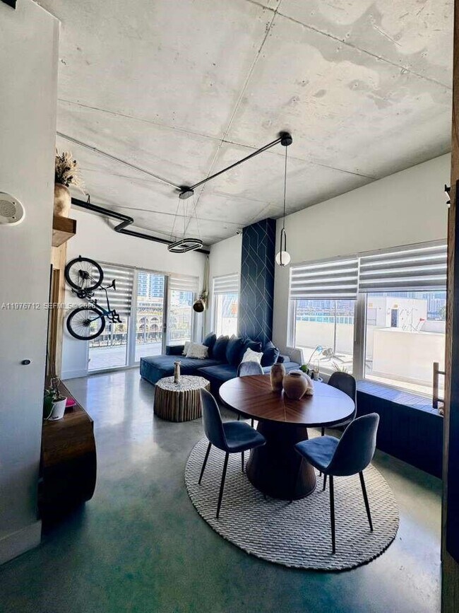 Foto del edificio - 10 SW South River Dr