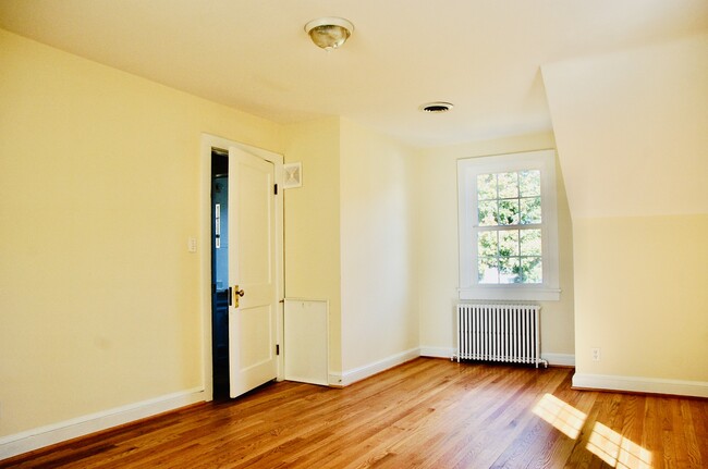 Building Photo - 806 Essex St