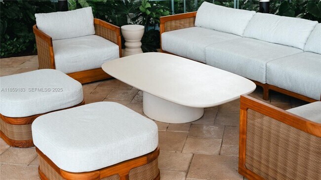 Foto del edificio - 700 NE 24th St