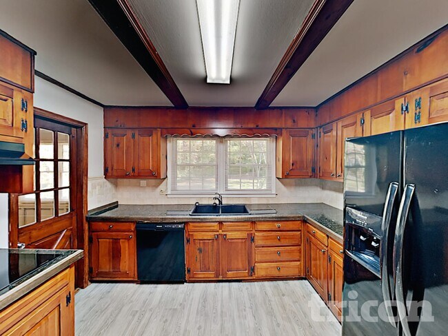 Building Photo - 1606 Huntington Dr