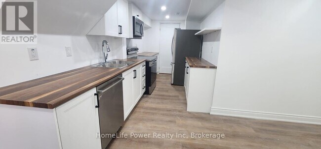 Building Photo - 6 Hollyberry Pl