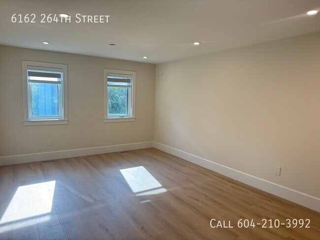 Photo du bâtiment - Bright & Spacious Coach House- Utilities I...