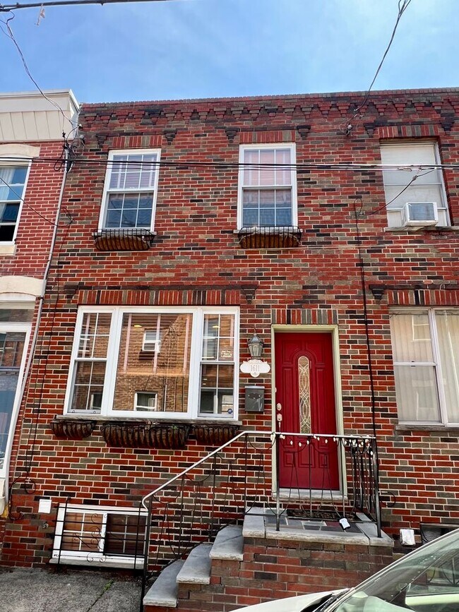 Foto del edificio - Stunning 2-Bedroom Townhome with Finished ...