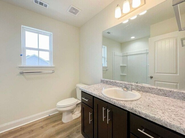 Building Photo - Charming 3BR Corner House in Hinesville