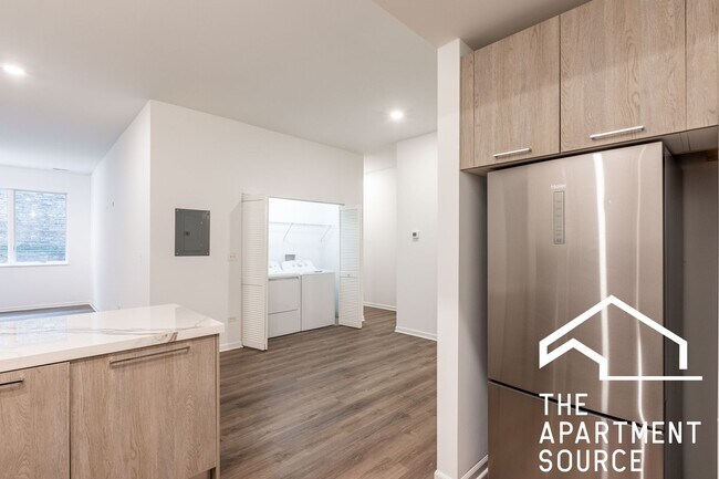 Foto del edificio - Spacious South Loop 2Bed/2Bath feat. Updated Kitchen & Large Patio!