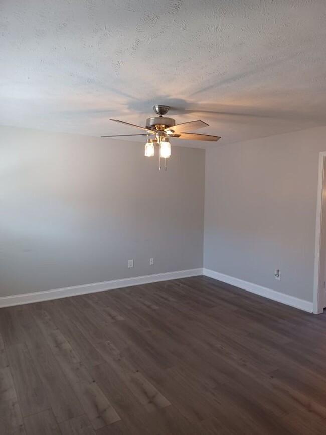 Foto del edificio - Awesome Location. South Nashville Townhome...