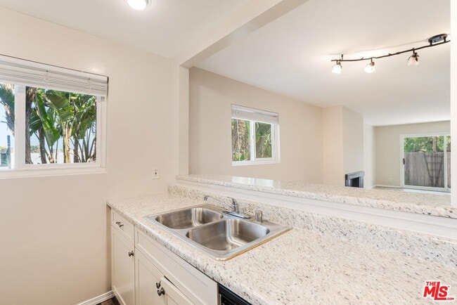 Foto del edificio - 6475 Kanan Dume Rd