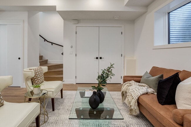 Building Photo - Modern 1 Bedroom Basement Suite Available Immediately