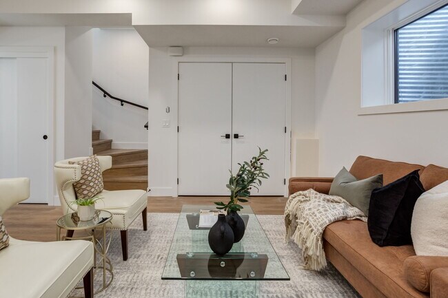 Photo du bâtiment - Modern 1 Bedroom Basement Suite Available Immediately