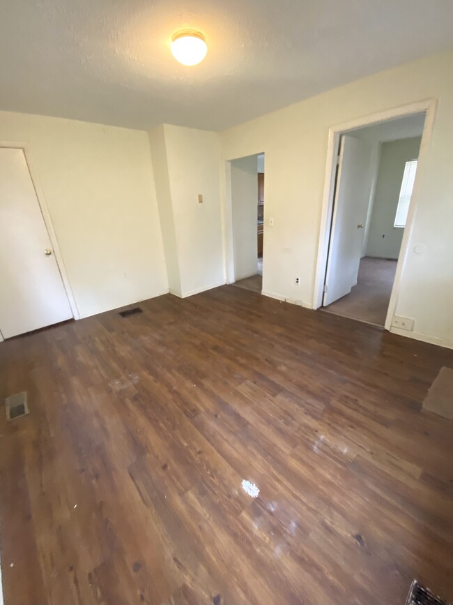 Building Photo - 2331 Rheamount Ave