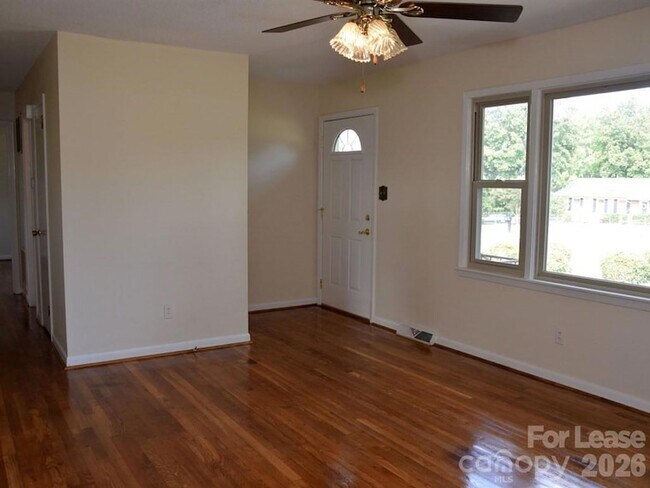 Foto del edificio - 1812 Cameron Rd