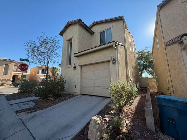 Building Photo - Beautiful 2 story home