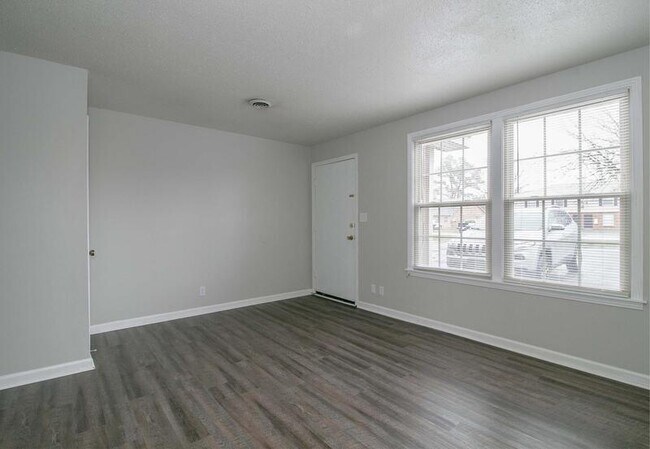 Building Photo - 812-B Golfview Place