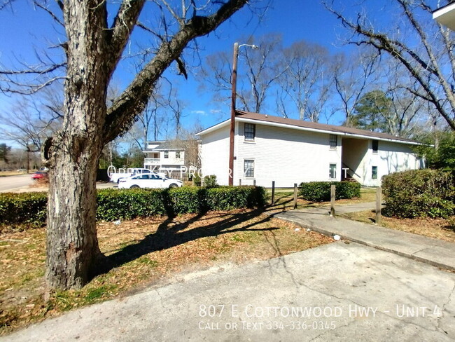 Building Photo - This cozy 2-bedroom & 1-bath apartment in ...