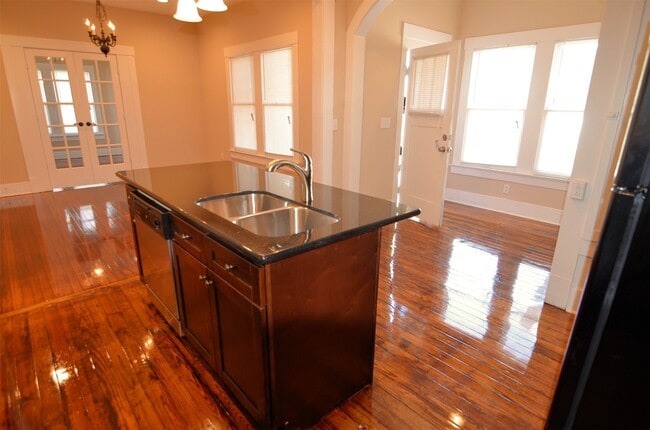 Building Photo - 1602 Lee St