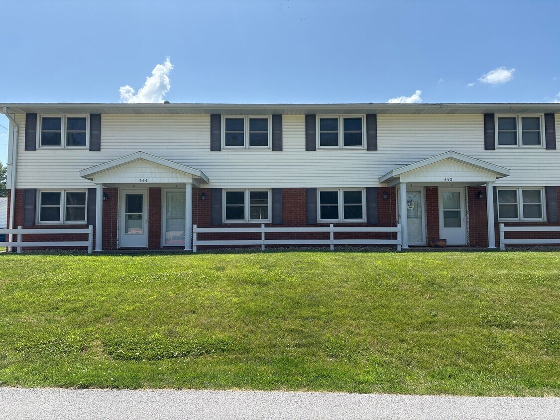 Foto principal - 2 Bedroom, 1 Bath Townhouse in LeClaire, IA