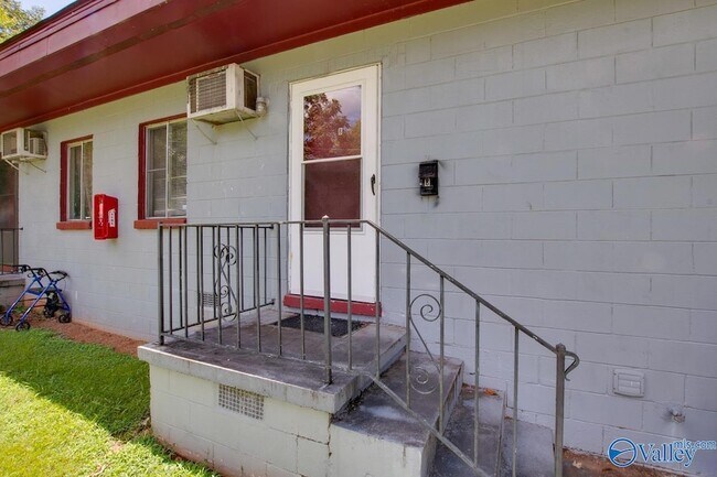 Foto del edificio - 1328 Oshaughnessy Ave NE