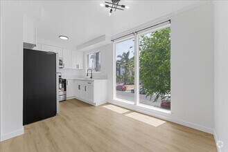 Building Photo - 1441 S Hayworth Ave
