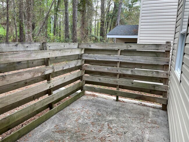 Building Photo - 5049 Southeastern Ln