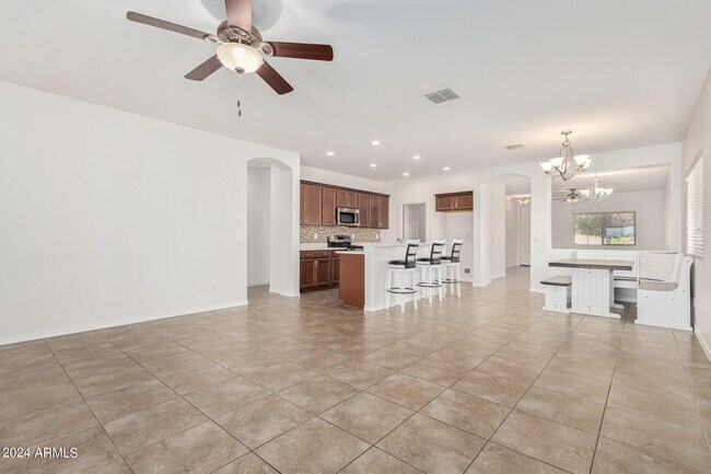 Foto del edificio - 476 W Honey Locust Ave