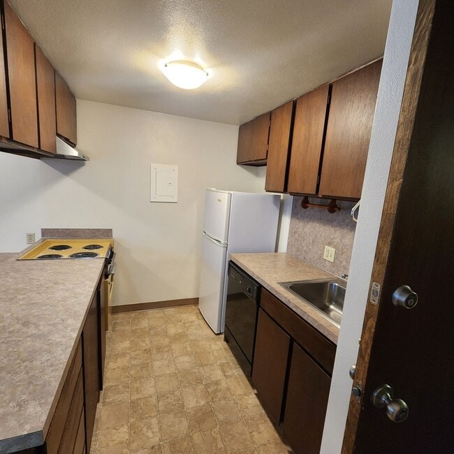 Building Photo - Willamette Towers One Bedroom Condominium Unit