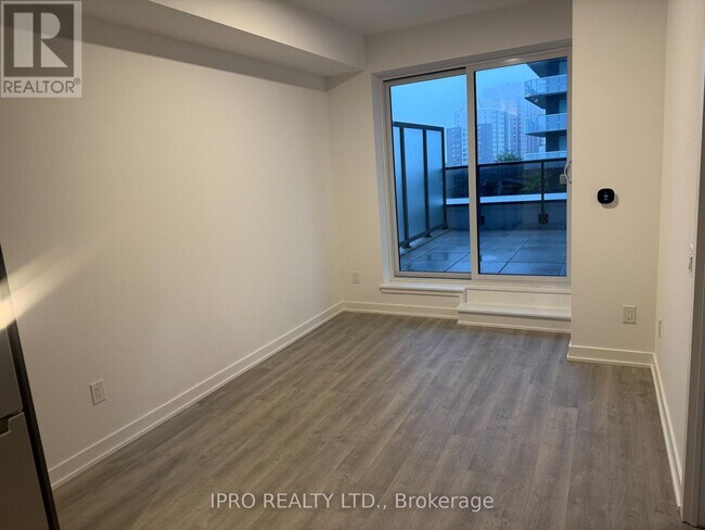 Building Photo - 5081-5081 Hurontario St