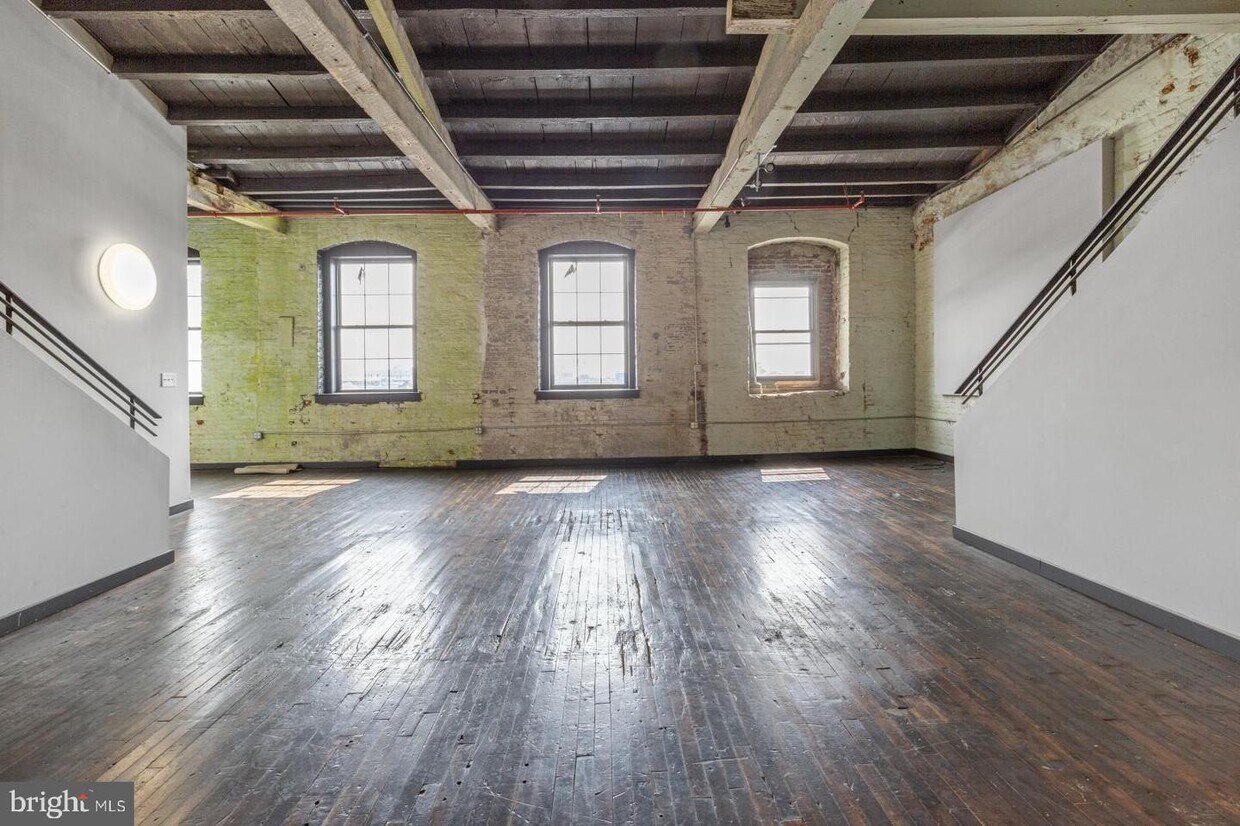 Building Photo - 1853 N Howard St