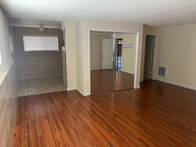 Foto del edificio - 15903 Halldale Ave