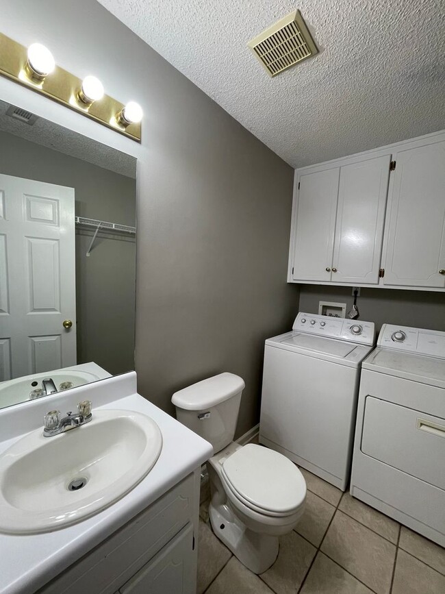 Building Photo - Foxchase Subdivision - End Unit