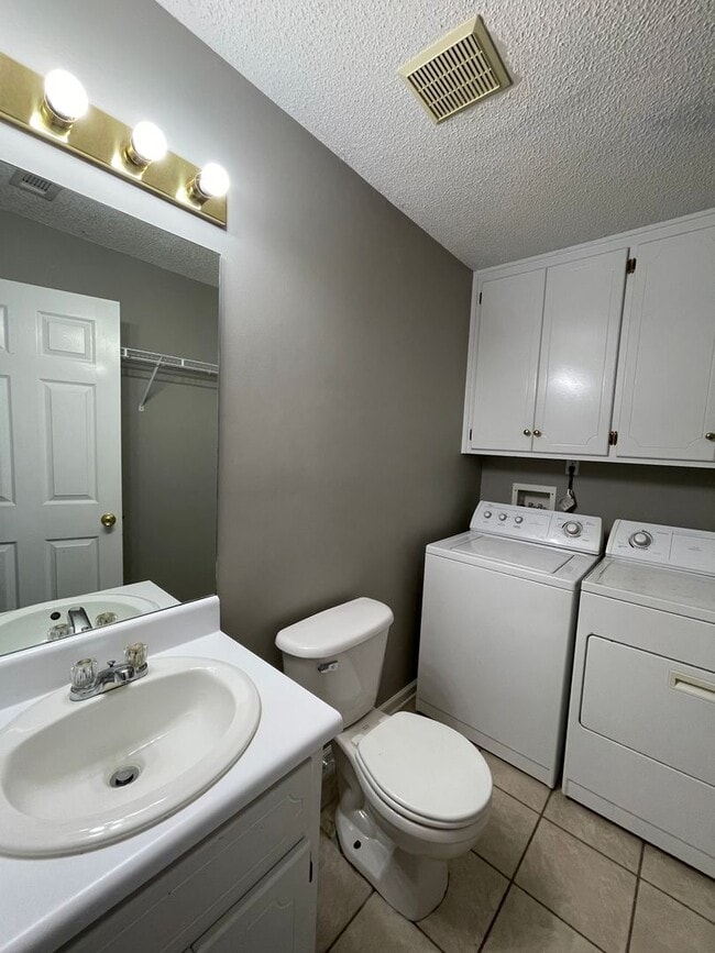 Foto del edificio - Foxchase Subdivision - End Unit