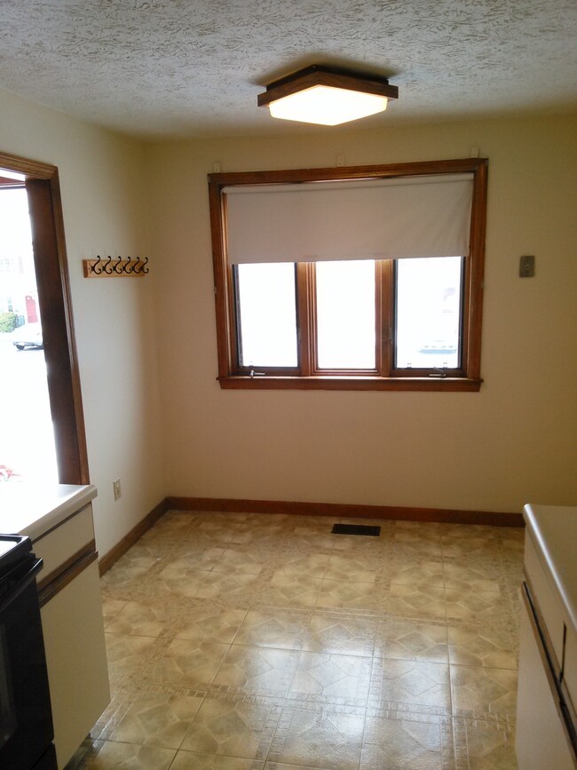 Building Photo - Townhome Style Condo Unit Available For Rent!