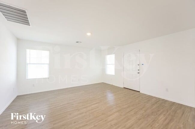 Building Photo - 2408 Lake Hls
