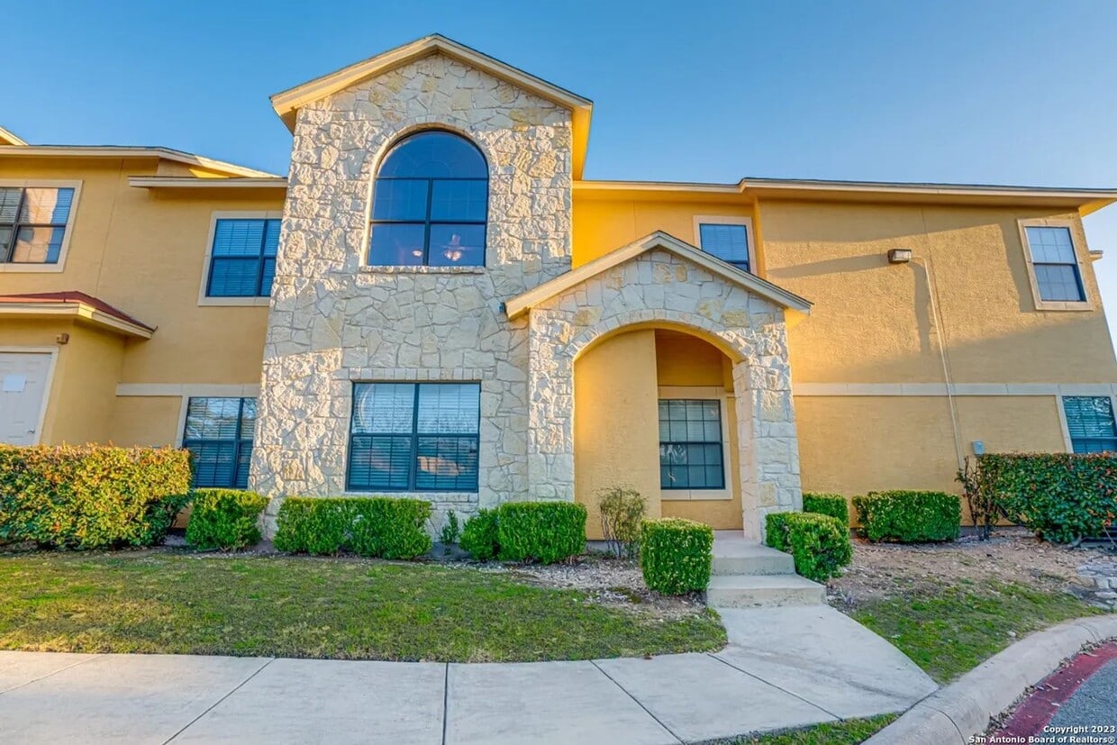 Foto principal - GREAT LOCATION NEAR MEDICAL & USAA | 3 BED...