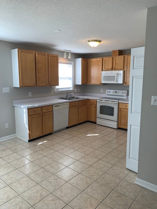 Kitchen w/tile floors, dishwasher,electric range, microwave and refrogerator. - 5516 Bellcamp Ct