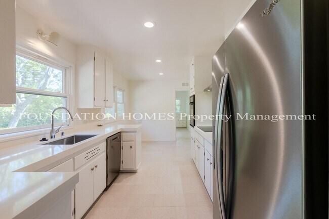 Building Photo - Sleepy Hollow 4bd/2.5ba One Level Home-w/P...