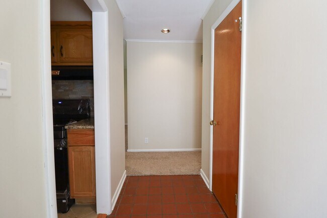 Foto del edificio - 3 Bed Mid-Town Beaut! Available for Immedi...