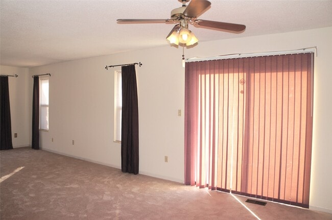 Foto del edificio - 1420 Royal Oak Ct