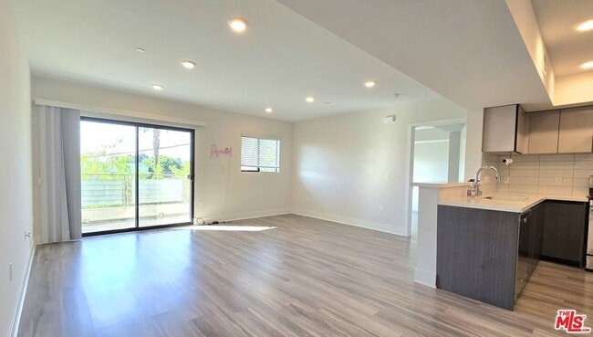 Foto del edificio - 5030 Rosewood Ave