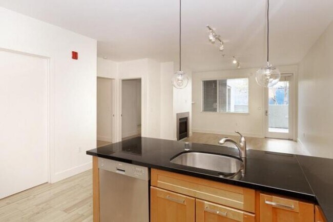 Building Photo - 1 bedroom in Oakland CA 94612